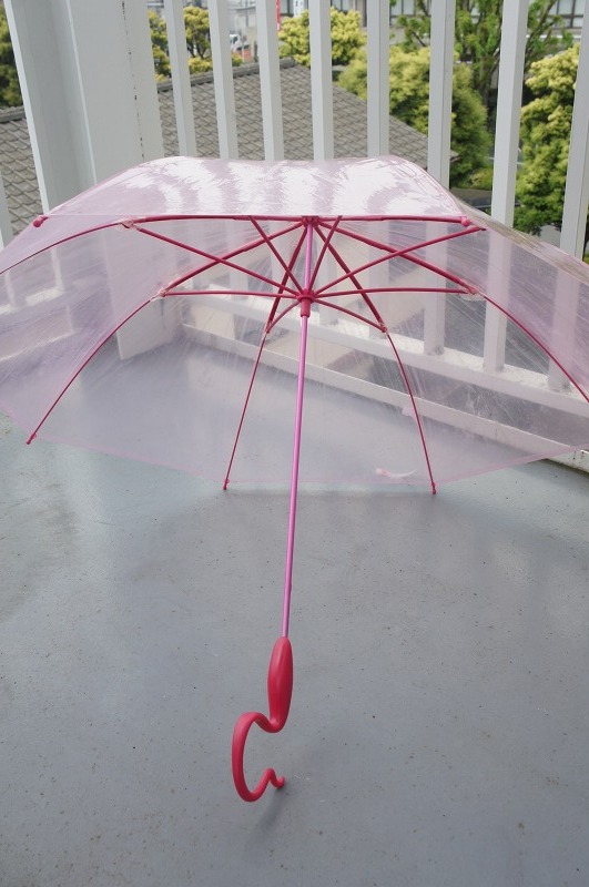 見た目はポップな色合いが目を引くビニール傘