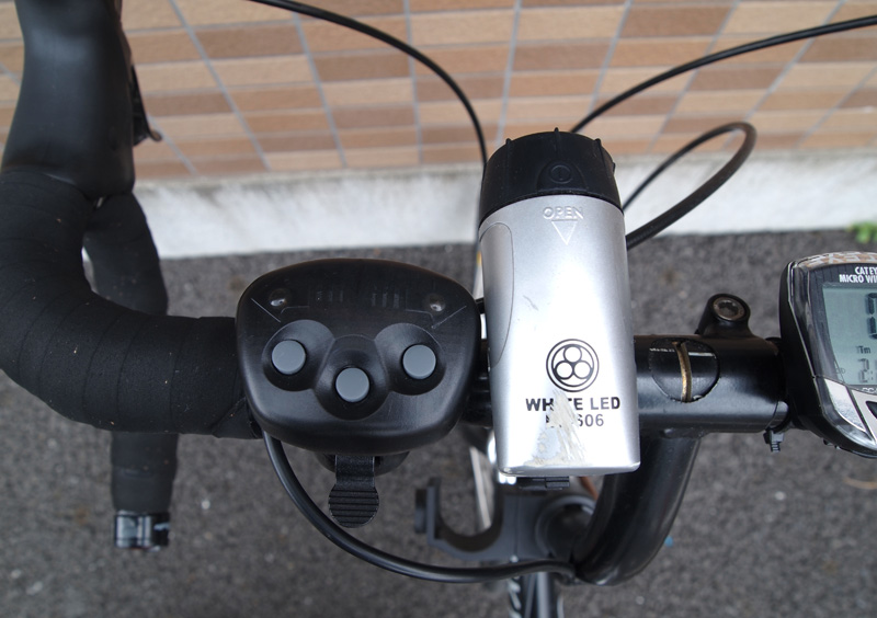 コントローラー部分（左）。使用しているボタンの上のLEDが光る