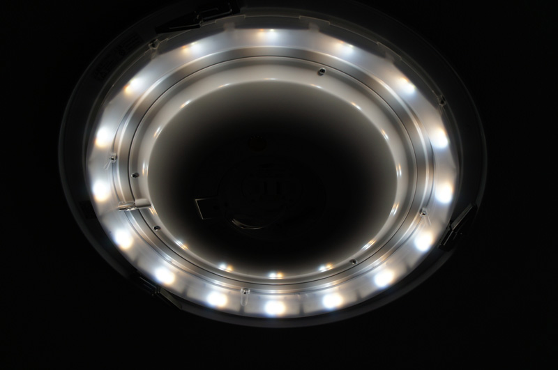 ナチュラルモード（調色/昼白色）。2種類のLEDが同時に光っている