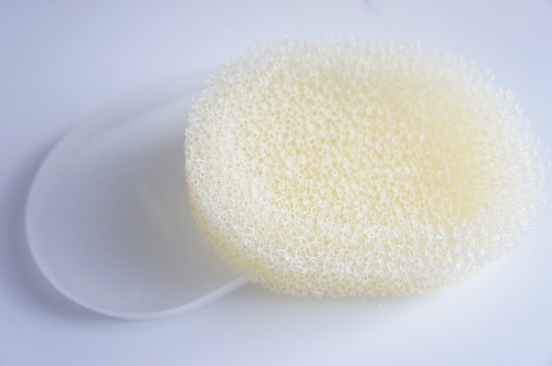 粗めの発泡ウレタンスポンジと、水受け皿の組み合わせとなっている