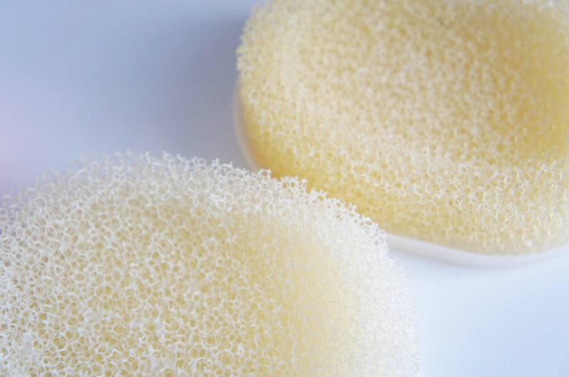 アイボリー色だった旧モデル（上）に比べて、新モデルは発泡ウレタン部分がホワイトになっていて見た目の清潔感アップ