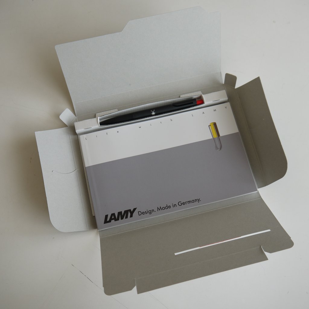 開梱すると「デザインブック」と特製notoボールペンが入っている