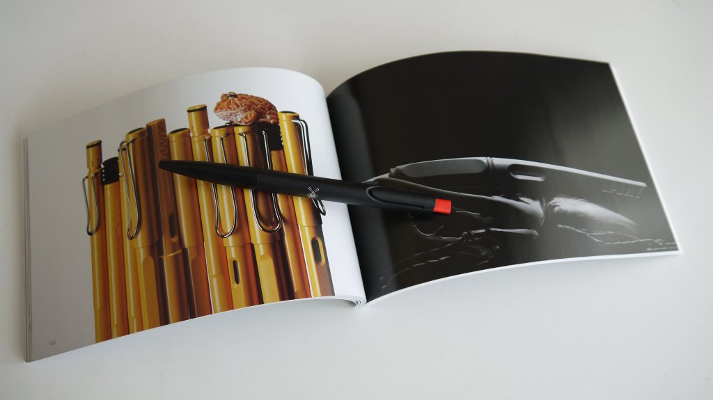 写真集の様なデザインブックの後半はLAMY社の製品カタログになっている