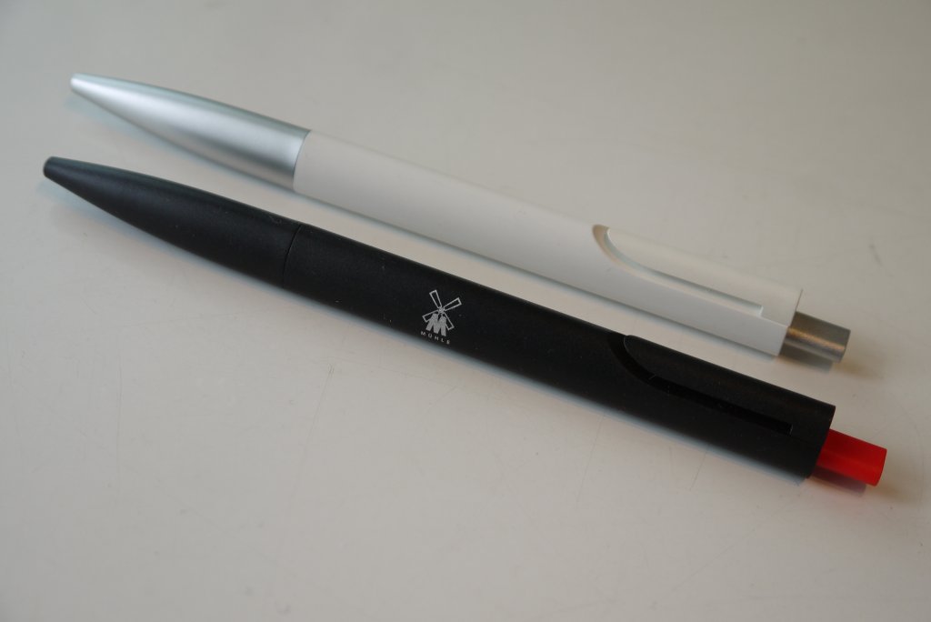 通常のnoto（奥）と、ブラックとレッドのツートンの特徴的な特製noto