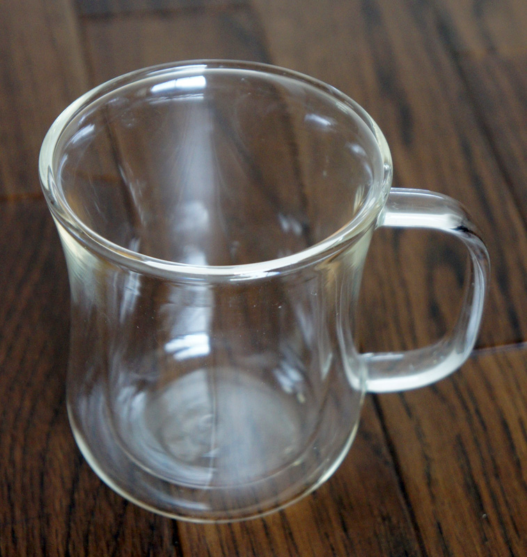 二重構造になっているガラスのカップの様子。構造上仕方ないのかもしれないが、口に当たる部分に多少厚みがあって、他のカップとちょっと口当たりが違う