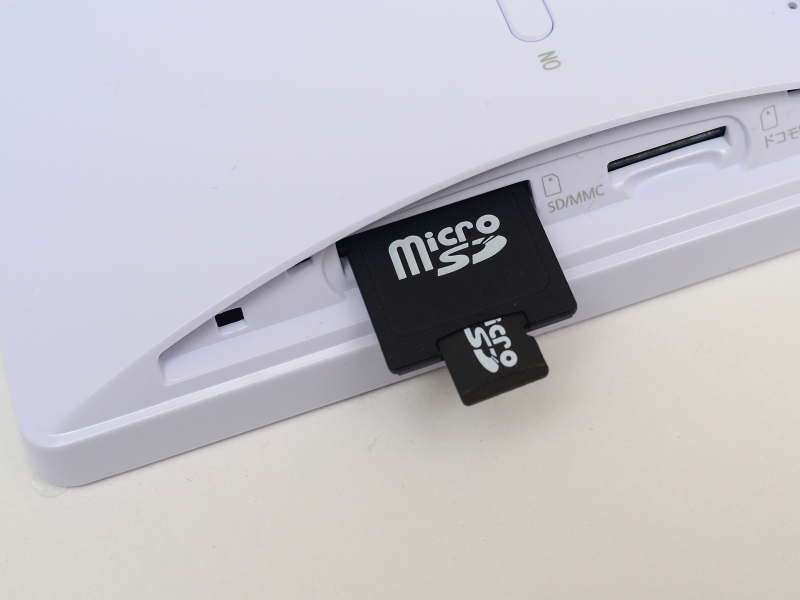 microSDカードはアダプター使用で装着可能