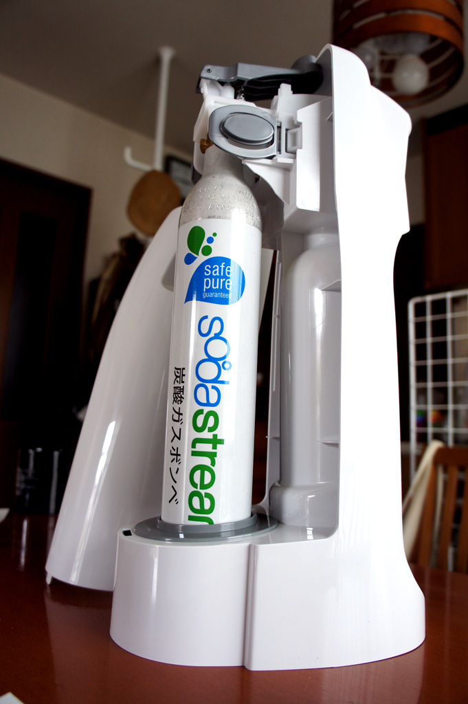 専用のガスシリンダーを本体後部に設置する