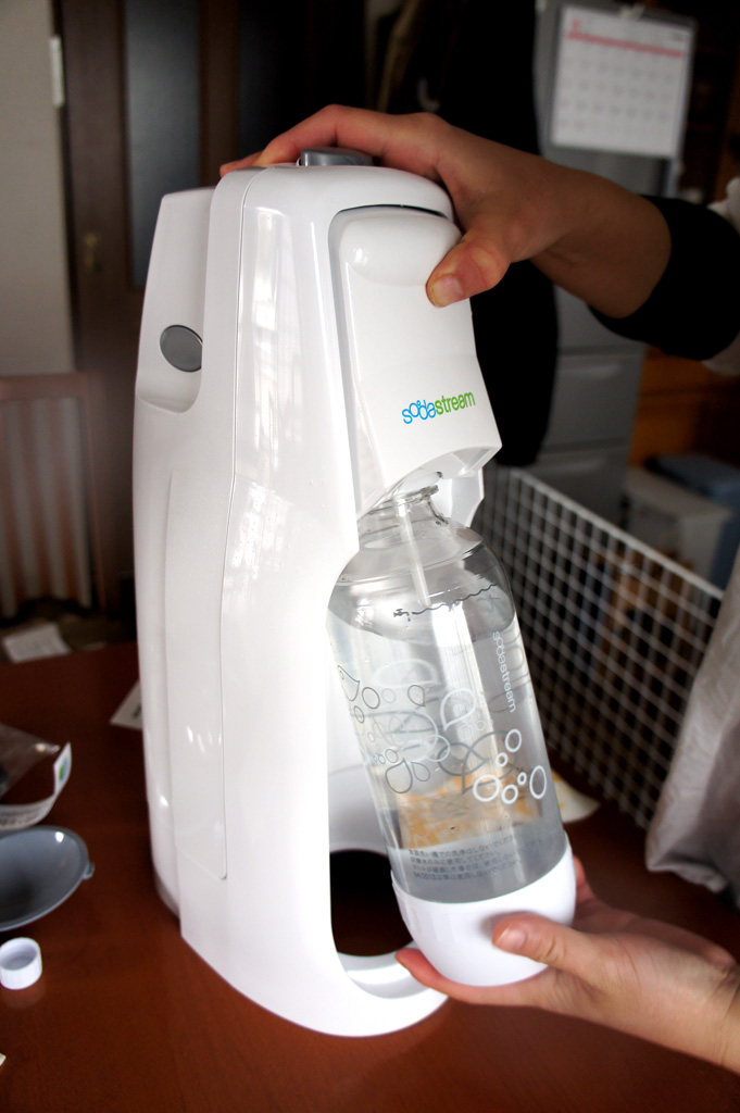 専用ボトルの口を本体にねじってセットする