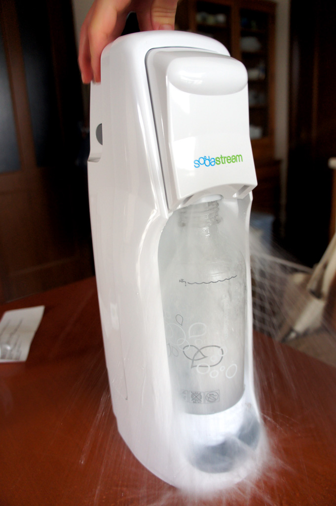 専用ボトルをちゃんとセットしないと、写真のように水が飛散して悲惨なことになるので注意が必要だ（2回ほどやった）