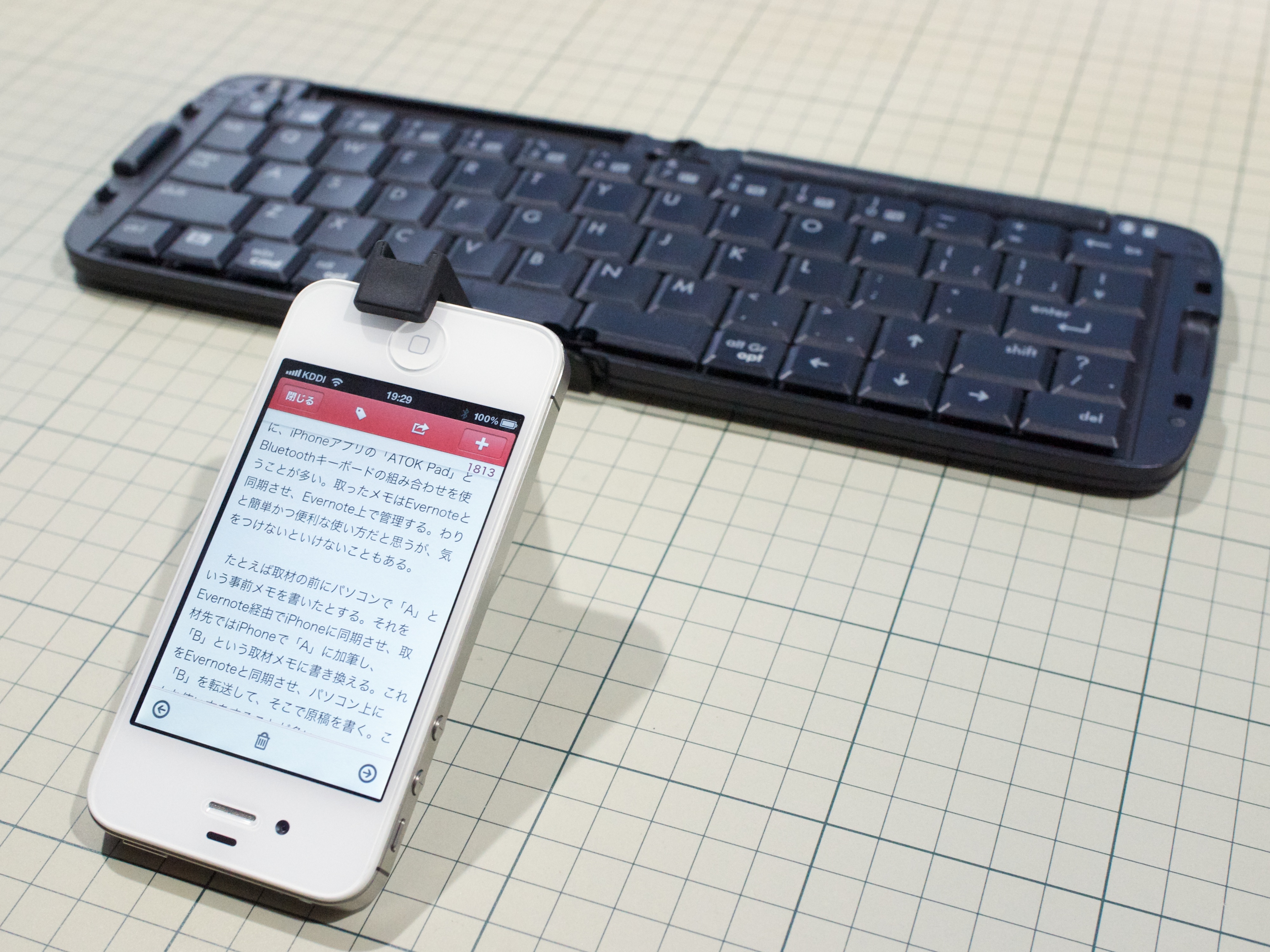 メモ執筆スタイル。iPhoneをキーボードの手前に置くことが多い