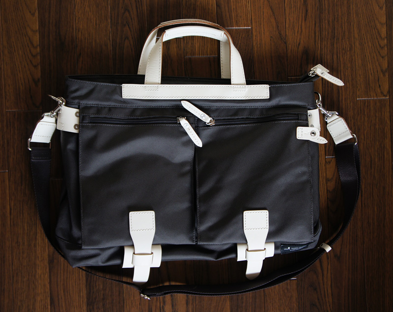横型トートバッグの全体。白いのが名前の由来にもなっている革でできたパーツだ