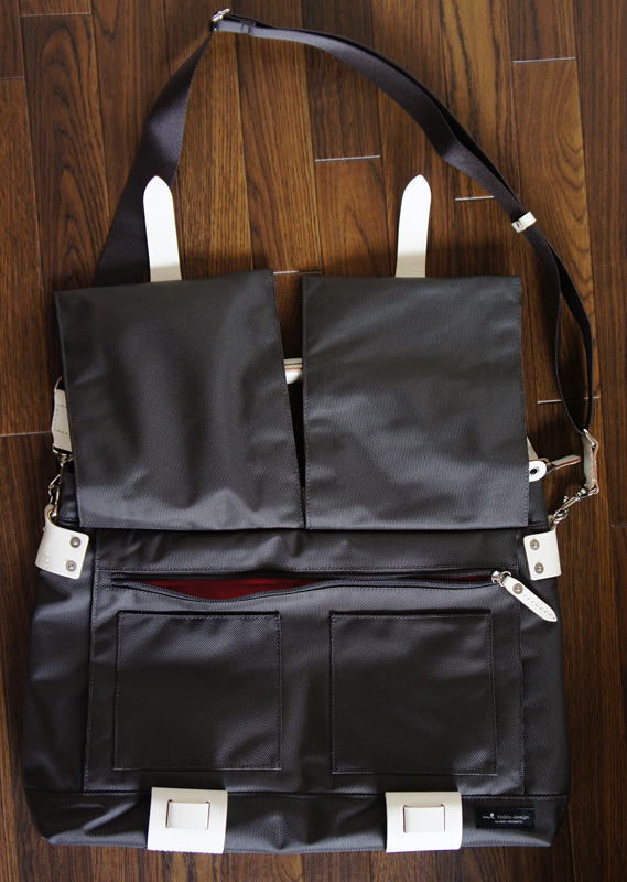 前の部分のポケットを跳ね上げたところ。2つ並んでいる正方形は出し入れ自由なポケット