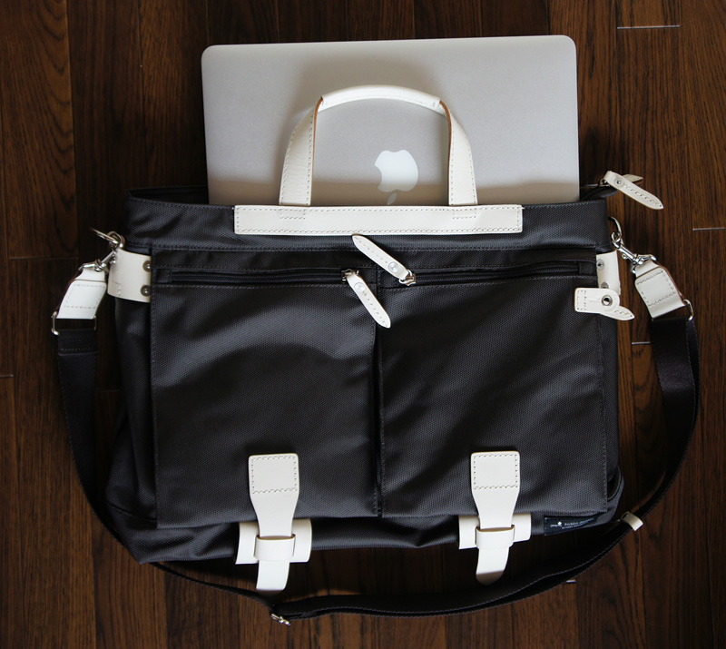 Macbook Air 13インチも余裕だ。ただし中にクッション性のある素材は使われていないため、インナーケースに入れてから収納するようにしている