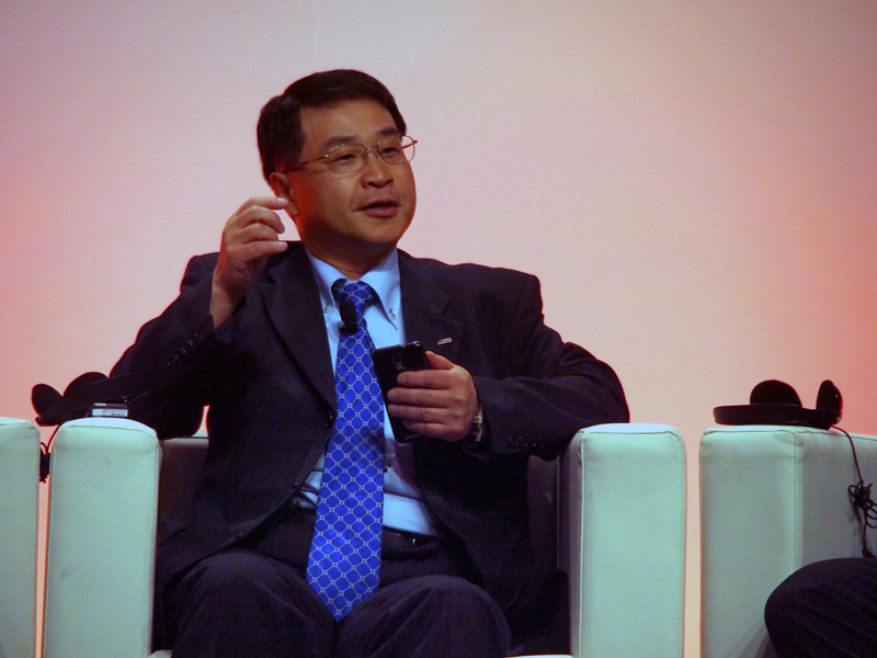 ラウンドテーブルで通信技術の最新動向を語るCTOの尾上氏