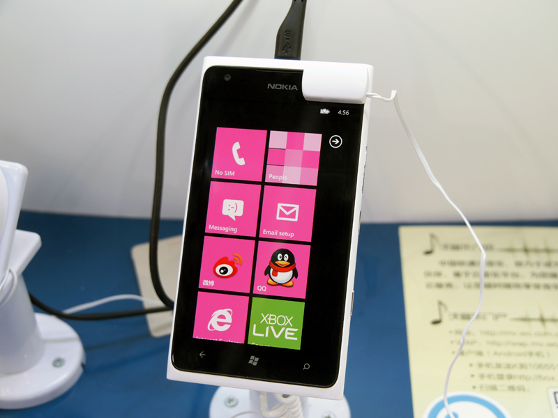 LUMIAシリーズはフルラインナップを紹介。左上から右に向かって順に「LUMIA900」「LUMIA800」「LUMIA710」「LUMIA610」となる