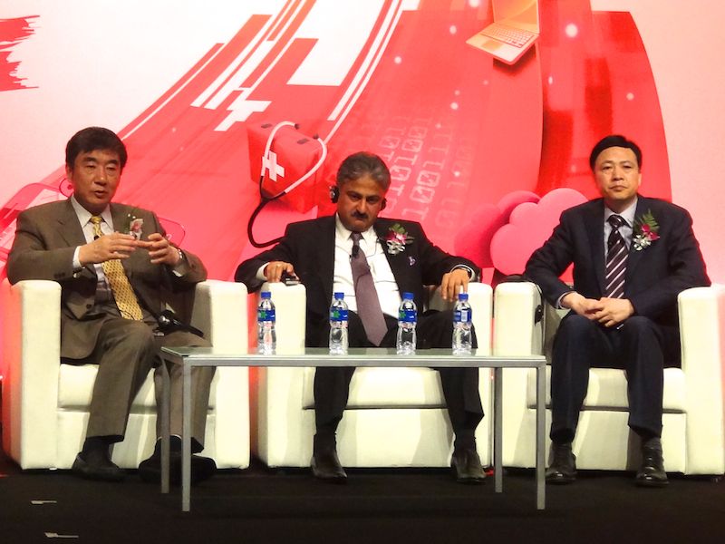 基調講演のパネルディスカッション中のZTEのShi氏（右）と、インドの事業者Bharti AirtelのSingh氏（中）、チャイナモバイルのXi氏（左）