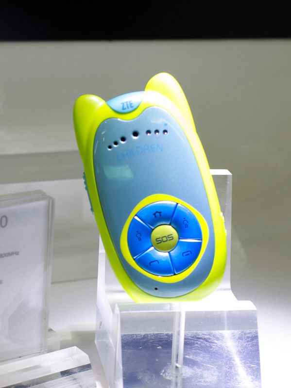 海外版みまもりケータイとも言えるZTE S210