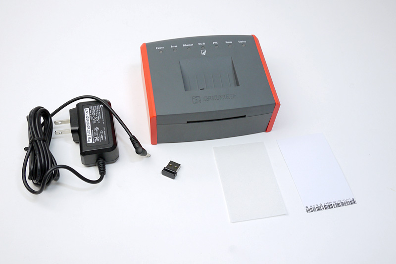 KYBER SmartCardBox（Wi-Fiモデル）。実際のパッケージでは、他にアクティベーション用のカードなどが含まれる