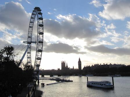テムズ川とロンドンアイ（筆者撮影）