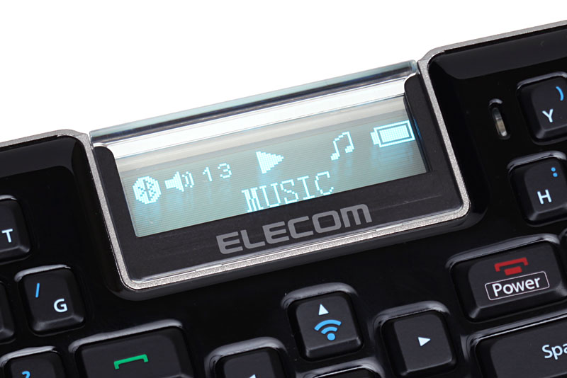 音楽再生時、MBD041の画面には曲の再生状態や音量くらいしか情報が表示されない。ちなみにイヤホンジャック（φ3.5mm）はキーボード面を手前にして右側にある。その近くの角に見えるのはストラップホール