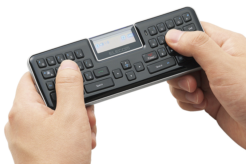 手のひらサイズキーボードとしても機能するMBD041。キー配列は少々特殊だが、キー自体は操作しやすい。なおMBD041はリチウムイオン電池を内蔵しており、PCのUSBポートなどにつなぐと充電できる。