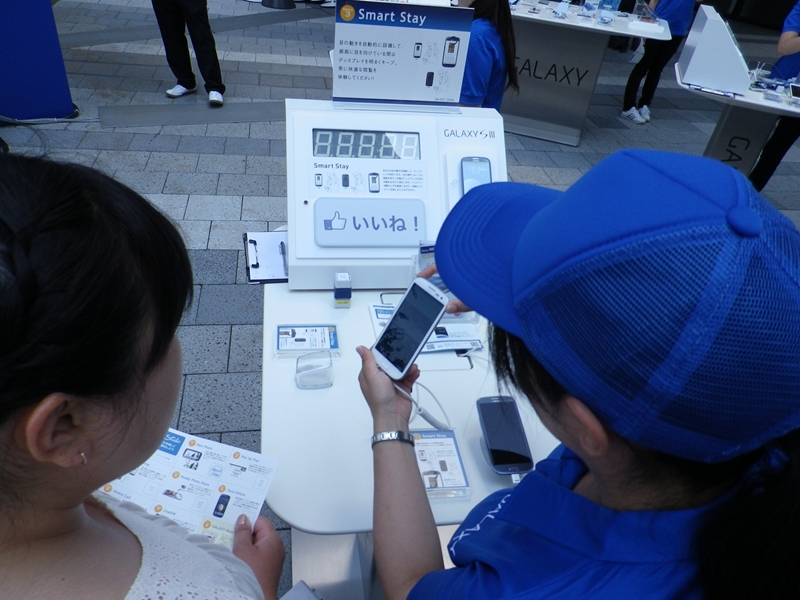 来場者に最も人気という「Smart Stay」のテーブル。目の動きをインカメラで自動認識し、ディスプレイの明るさをコントロールする