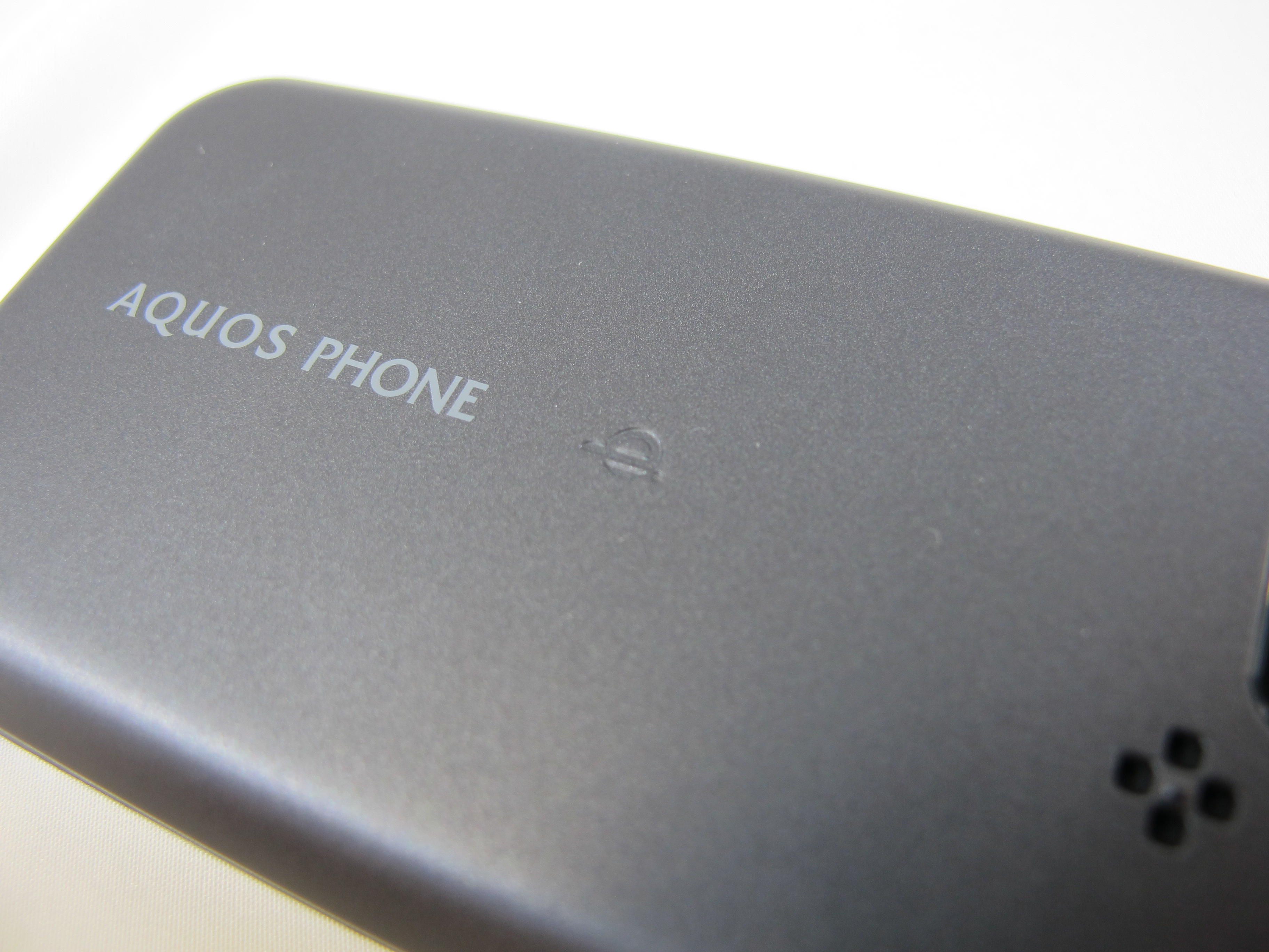 背面にqiのロゴがある