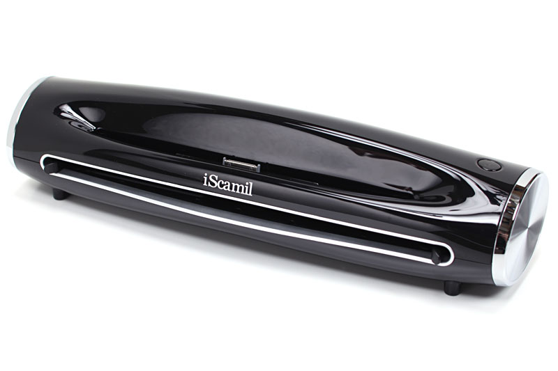 iScamilは横幅30cm程度の棒状のスキャナだ。使用時はiPadをセットし、「i-Scan」アプリからスキャンを行う。スキャナがオフの状態ならiPadに充電される。電源はiPadに付属する「Apple iPad 10W USB電源アダプタ」を使う