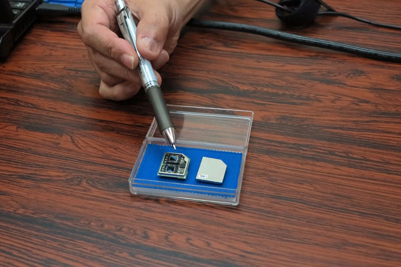ペン先の下にある四角く黒い部分が“窓”となる半導体。同じ半導体が2つ並ぶ