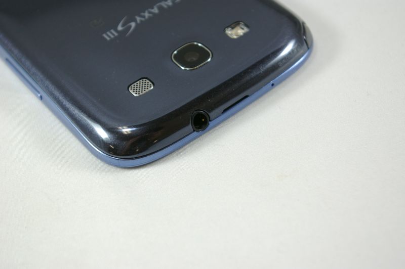 イヤホンジャックは上部に