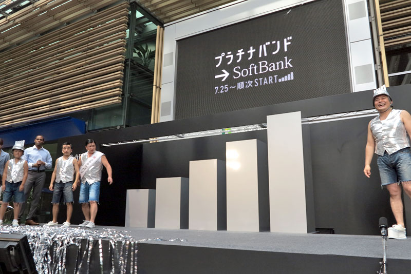 スギちゃんからのプレゼントというプラチナ色のアンテナ像