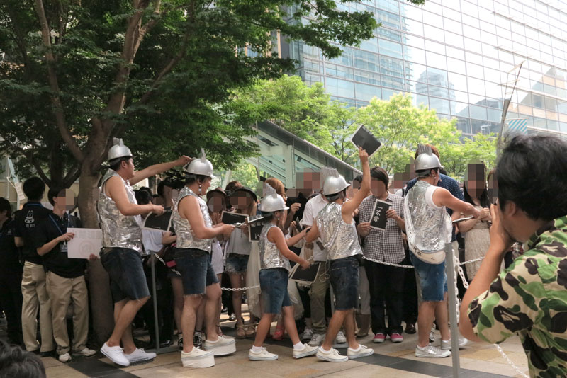 登場時は、周囲の観客に“号外”を配る