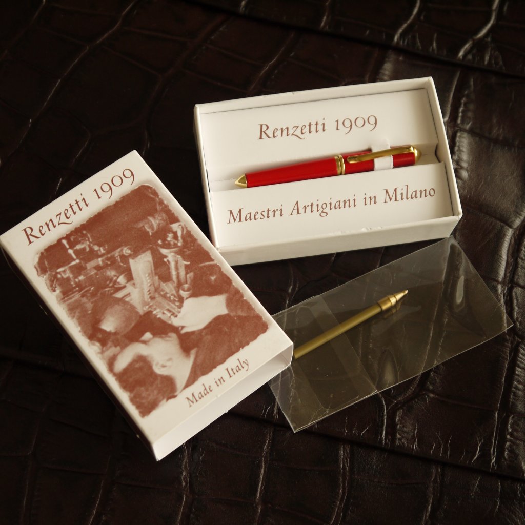 パッケージサイズは最近は見かけることの無くなった殆どマッチ箱サイズ