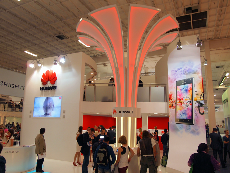 中央のオブジェが色とりどりに光るファーウェイブース