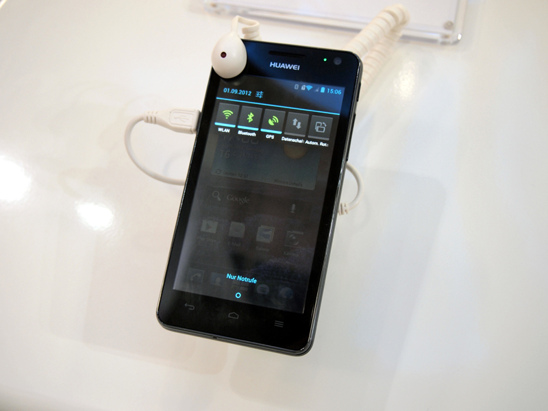 ミドルレンジの「Ascend G600」。こちらのUIは通知エリアにボタンを備えるなど、カスタマイズがされている