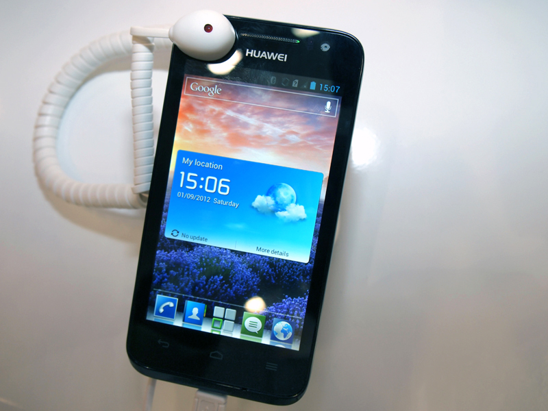 「Ascend G600」よりややスペックを抑えた「Ascend G330」