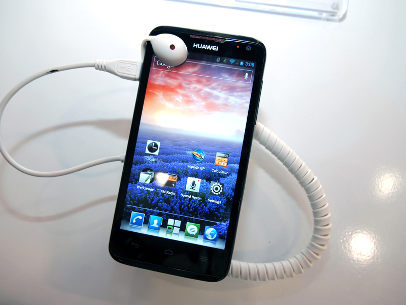 クアッドコア搭載の「Ascend D1 Quad XL」。ホーム画面のスクロール時に3Dのエフェクトがかかる