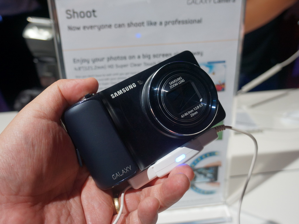 正面からの印象はデジタルカメラそのもの。ボディは少し大きめだが、質感は良好