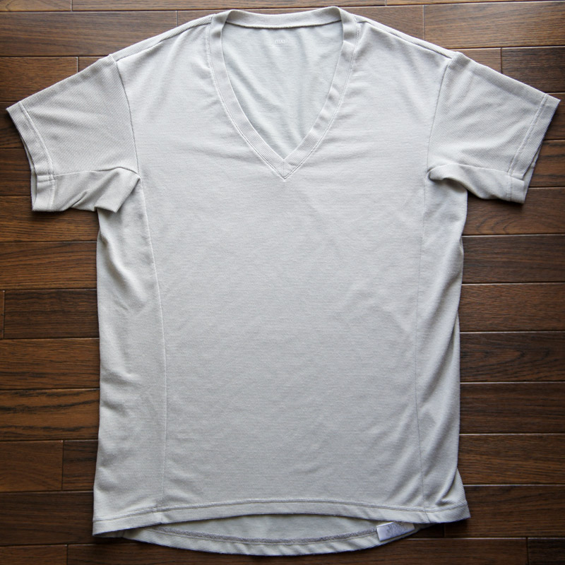 今回購入したのはVネックの深いタイプなので、ワイシャツのボタンを開けても中のシャツが見えにくくなっている