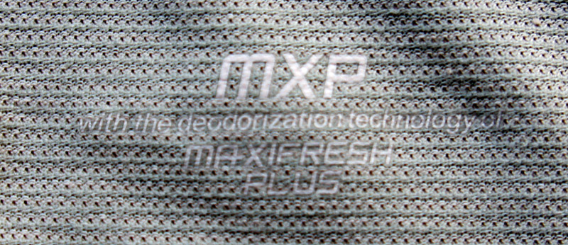 シャツのタグ部分の拡大。メッシュ素材なのがよくわかるだろう