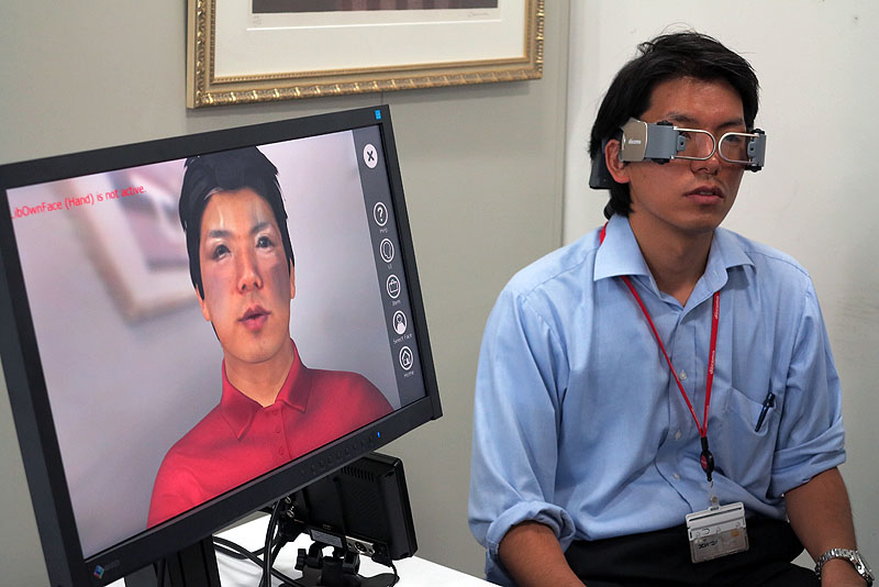 カメラ付きの眼鏡型デバイス