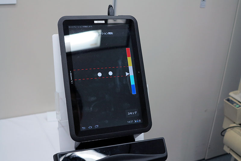 タブレットに外部機器を付けてアイトラッキングを実現