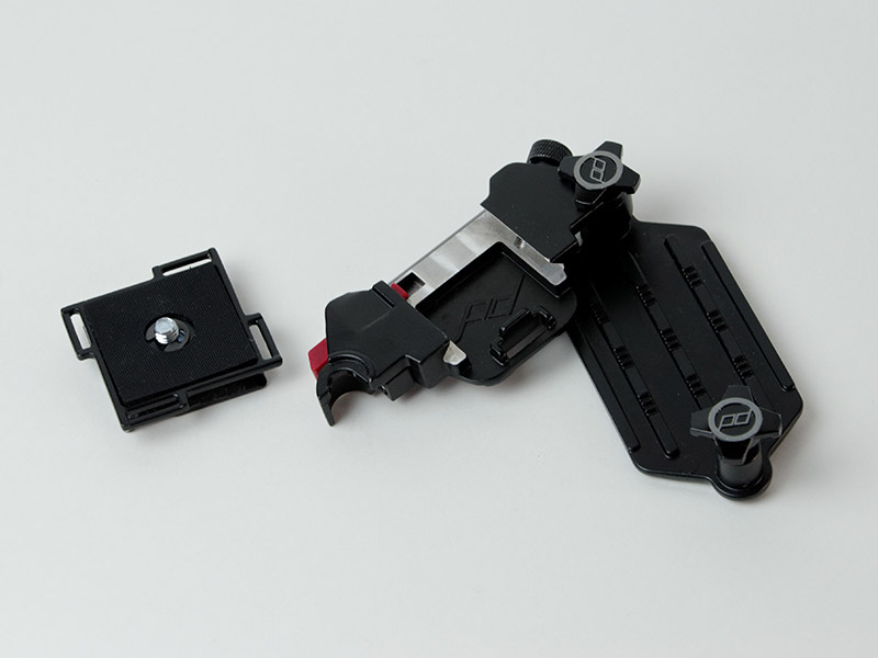 2枚構造になっているベースを開いて、ベルトなどを挟み込んで使用する