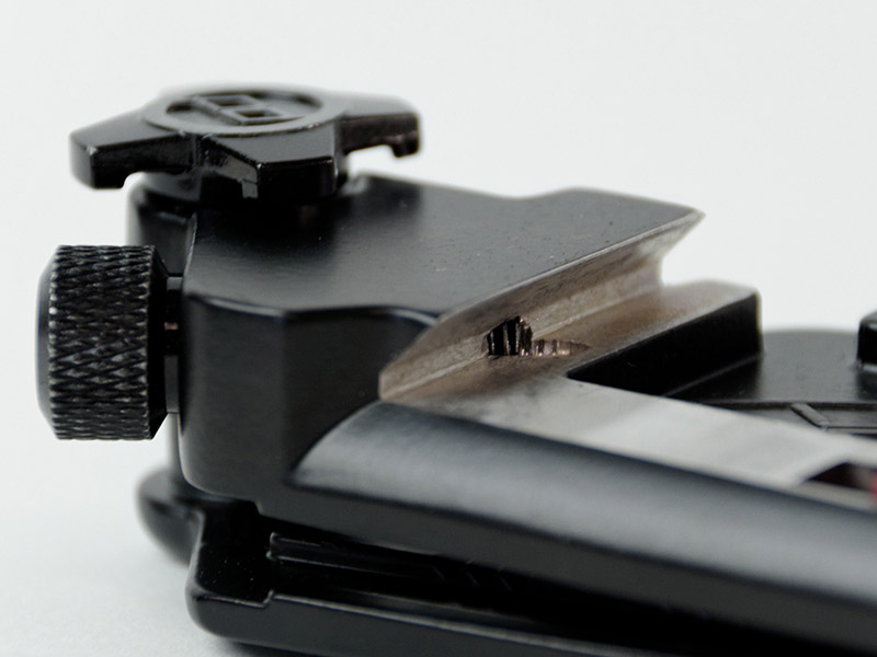 赤いボタンの誤操作による落下を防止する“TWIST LOCK”機構も備えているので安心