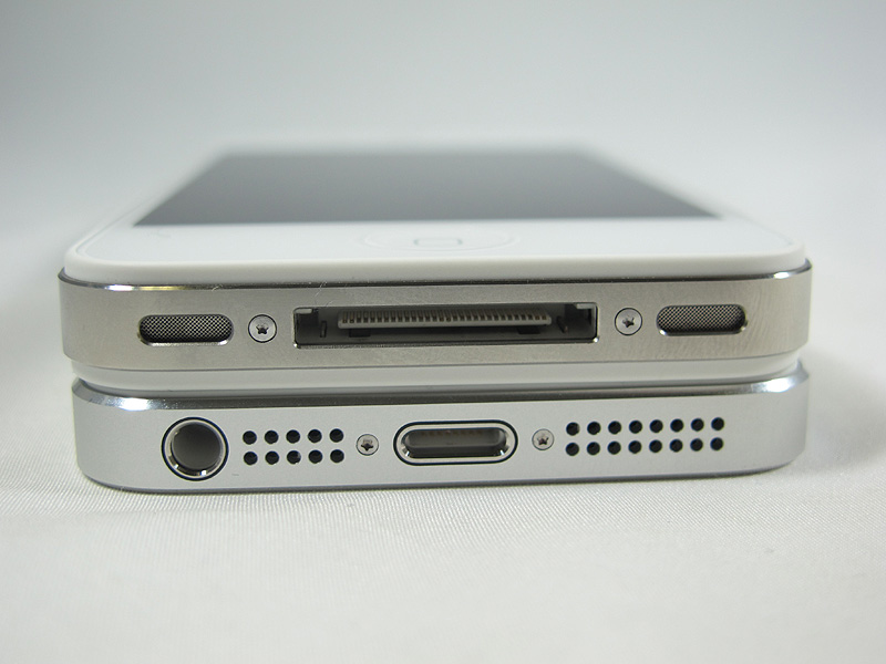 コネクタ部分。下がiPhone 5