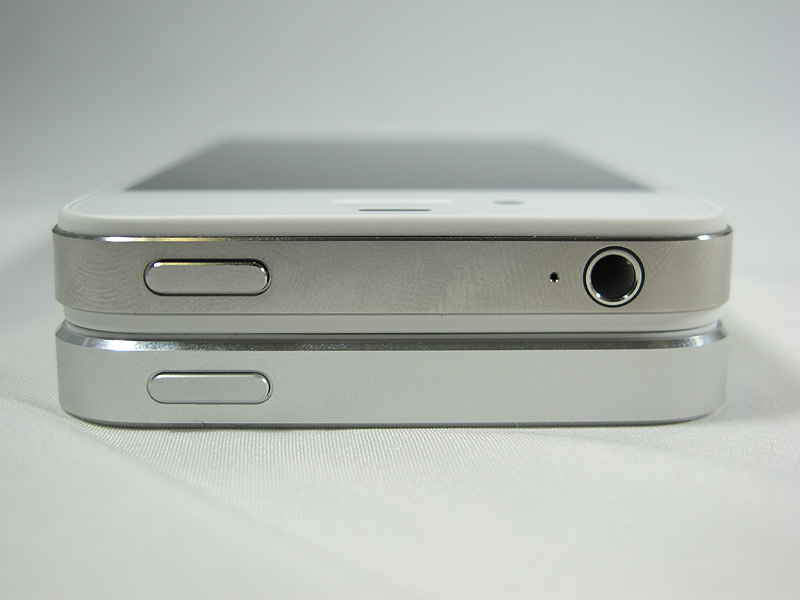 上部。イヤホン端子は下部に移動。下がiPhone 5