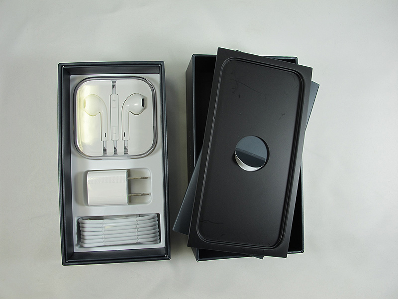 箱をあけると端末のほかに、イヤホンやUSBケーブルなどが同梱されている