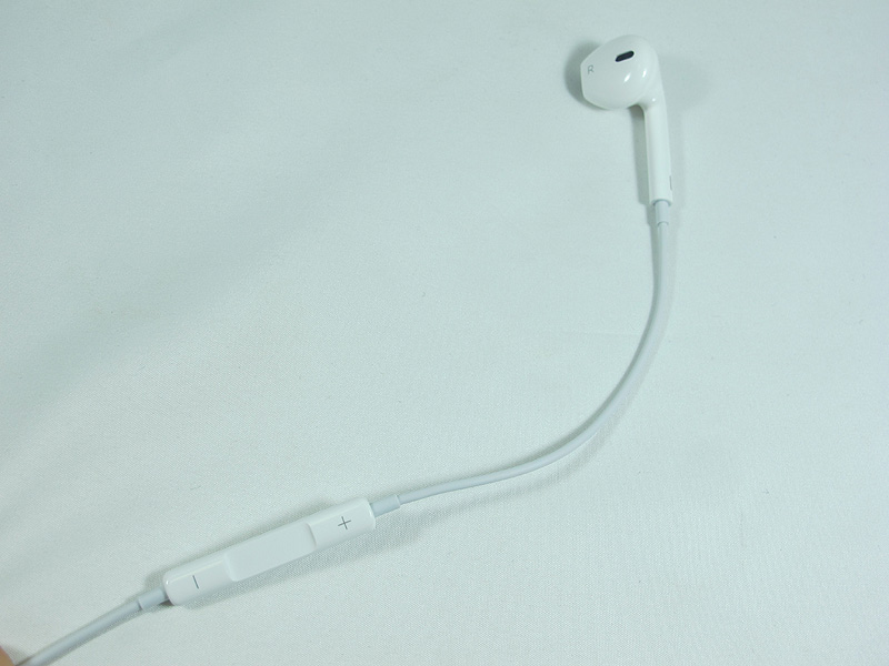 右耳側近くにマイクや音量ボタンがある