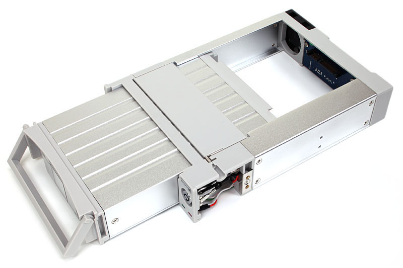 写真左が「REX-SATA M シリーズ」の「SAM-RC1-LG」。中央はそれを5インチベイに組み込んだ様子。ドライブ右側に見える鍵穴に、専用の鍵を入れて回すことで、ドライブ電源のオンオフを行う