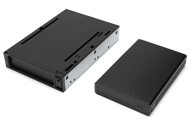ラトックシステムの「SA25シリーズ」。デスクトップPCの3.5インチベイに内蔵するタイプのリムーバブルドライブで、専用トレイには2.5インチHDD/SSDなどをセットできる。PCとの接続はSATAだが、トレイがUSB3.0接続対応品なら、トレイ単体をPCとUSB3.0接続できる